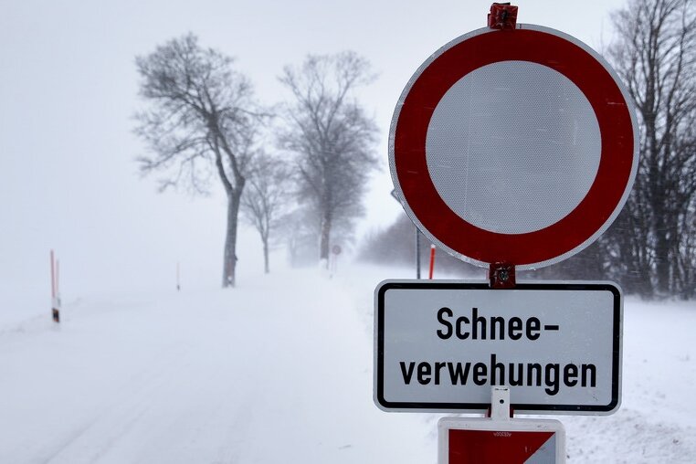 Wetterdienst warnt vor weiteren Schneeverwehungen in Sachsen - 