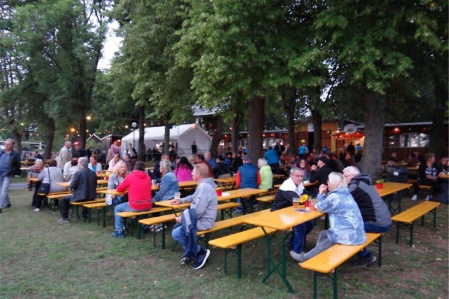 Wettergott hält schon seit Jahren schützende Hand über Oelsnitzer Fest - An nagelneuen Biertischgarnituren feierten die Naturfreunde von Oelsnitz am Wochenende ihr Gartenfest.