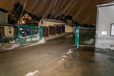 Wetterkapriolen im Erzgebirge: Freibad in Neukirchen überflutet - Das Freibad in Neukirchen wurde von Regen- und Tauwasser überflutet.