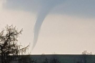 Wetterphänomen: Schüler fotografiert Funnel bei Gewitter - Der Funnel, aufgenommen am Mittwochnachmittag in Niederwiesa, ist eine Tornado-Vorstufe.