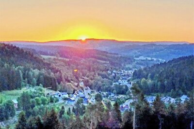 Wetterstation Bad Brambach meldet Rekordwert für Juni-Sonne - Sonnenaufgang über dem Vogtland.