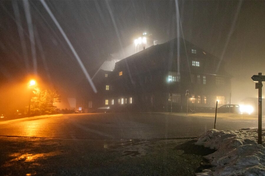 Wettervorhersage fürs Erzgebirge: Regen, kaum Schnee, Warnung vor Sturmböen - Der Schnee, so spärlich er auch war, verlieh dem Fichtelberg am Montagabend eine verzauberte Atmosphäre.