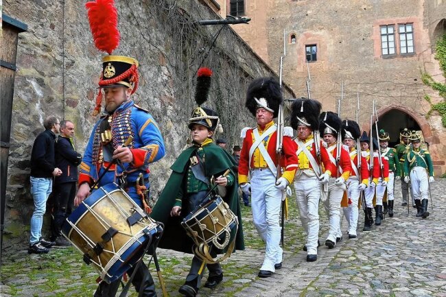 Wettiner und Sachsens Fürsten auf Burg Kriebstein: Wer gibt sich hier die Ehre? - Zum Neujahrsempfang des Vereins Fürstenstraße der Wettiner auf Burg Kriebstein marschierte am Samstag auch dieses Leibgrenadierregiment ein. 