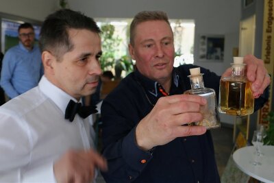 Whisky aus der Syrauer Drachenhöhle: Jetzt wurde erstmals verkostet - Robby Klopfer (links) und Wolfgang Lückert begutachten den edlen Tropfen. Danach wurden der Whisky in Gläser gegossen und verkostet. 