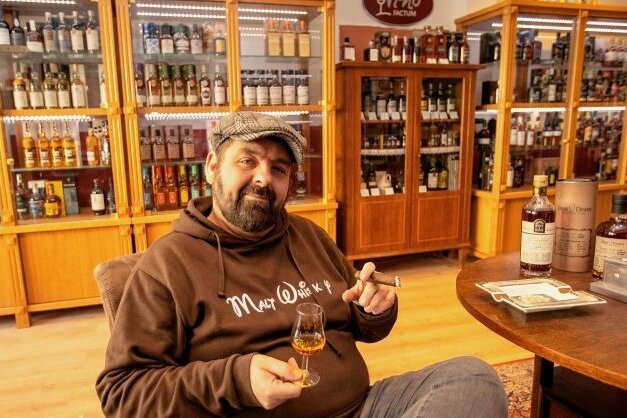 Whisky-Händler verlässt Greiz - Stephan Roth in seinem neuen Geschäft "Angel's share" am Klostermarkt in Plauen. Der 44-jährige Greizer hat den Laden in seiner Heimatstadt aufgegeben, weil ihm die Plauener City besser gefällt. 