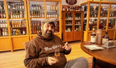 Whisky-Händler zieht von Greiz nach Plauen - Der Ostthüringer Stephan Roth in seinem neuen Geschäft "Angel's share" am Klostermarkt in Plauen. Der 44-jährige Greizer hat den Laden in seiner Heimatstadt aufgegeben, weil ihm die Plauener City besser gefällt. 
