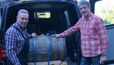Whisky kommt ins Bergwerk - Wolfgang Lückert (links) und Thomas Engler mit dem 100-Liter-Fass Whisky für das Schaubergwerk Grube Tannenberg. 