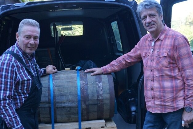 Whisky wird im Bergwerk eingelagert - Wolfgang Lückert (links) und Thomas Engler mit dem 100-Liter-Fass Whisky für das Schaubergwerk Grube Tannenberg. 