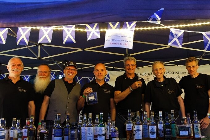 Da waren die Fans des schottischen Nationalgetränks in ihrem Element: Der Lichtensteiner Whiskyclub hatten für jeden Geschmack das Passende aufLager. Das soll auch nächstes Jahr der Fall sein: bei der 6. Lichtensteiner Whiskynacht.