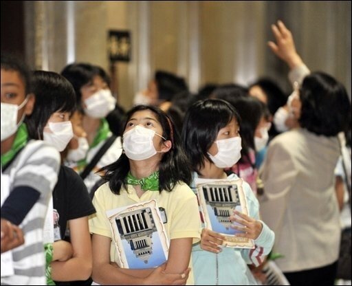 WHO erklärt Schweinegrippe zur Pandemie - Nach der rasanten Zunahme von Erkrankungs-Fällen in aller Welt hat die WHO die Schweinegrippe zur Pandemie erklärt. Es ist das erste Mal seit 40 Jahren, dass die Weltgesundheitsorganisation für eine Grippe die höchste Alarmstufe sechs auslöst.