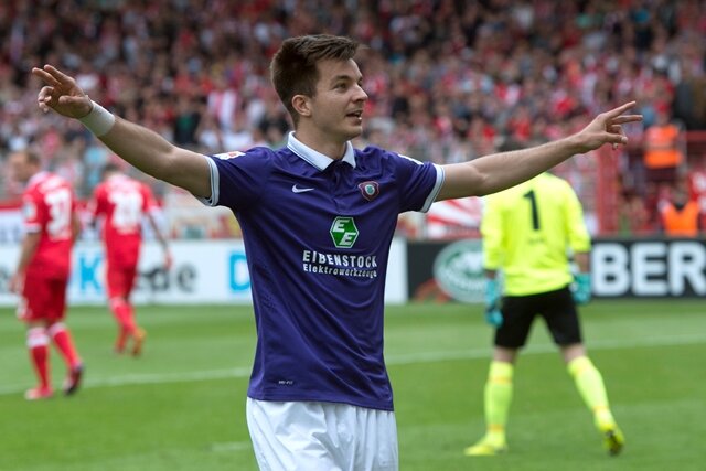 Wichtige Punkte im Abstiegskampf: Aue gewinnt Ost-Derby in Berlin - Aues Stefan Mugosa bejubelt den Treffer zum 1:0