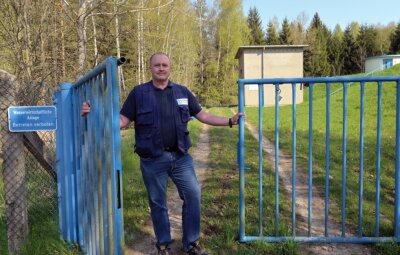 Wichtige Speicher für trockene Zeiten - Ralf Seidel, Meister im Trinkwasserbereich Aue bei den Wasserwerken, öffnet das Tor zum Gelände rund um den Trinkwasserhochbehälter "Roter Berg". 