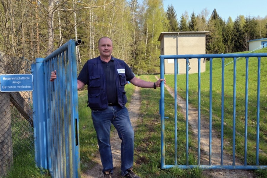 Wichtige Speicher für trockene Zeiten - Ralf Seidel, Meister im Trinkwasserbereich Aue bei den Wasserwerken, öffnet das Tor zum Gelände rund um den Trinkwasserhochbehälter "Roter Berg". 