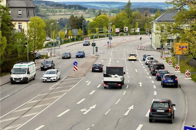 Wichtigste Kreuzung in Annaberg wird zum Nadelöhr: Dritter Bauabschnitt auf B 95 beginnt - Die Stadt rechnet damit, dass ortskundige Autofahrer die Feldschlösschen-Kreuzung umgehen wollen. Denn die Lichtsignalanlage wird durch eine Baustellenampel ersetzt.