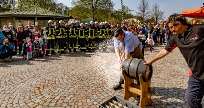 Widerspenstiges Bierfass - Der Remser Bürgermeister Karsten Schulz sticht am 1.Mai das erste Fass Bier an. 