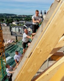 Widersprüchliche Aussagen um einen Baustopp am Schlossberg - Zimmerer im Frühsommer bei ihrer Arbeit: Das steile Dach der BA stellt an sie höchste Anforderungen.