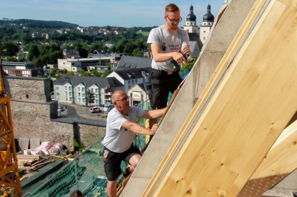Widersprüchliche Aussagen um einen Baustopp am Schlossberg - Zimmerer im Frühsommer bei ihrer Arbeit: Das steile Dach der BA stellt an sie höchste Anforderungen.