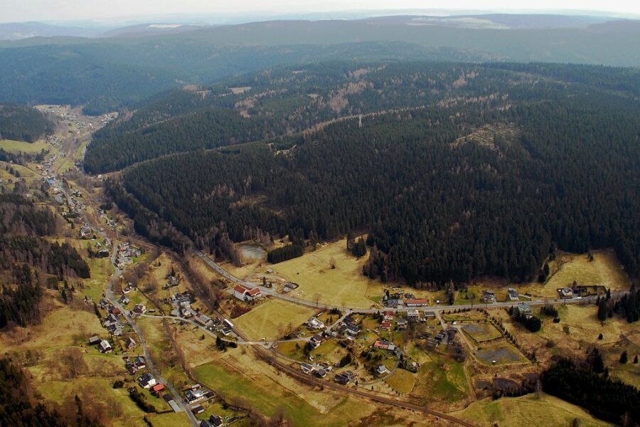 Der Hohe Brand (803 Meter, Bildmitte) ist die höchste Erhebung zwischen Erlbach und Zwota (im Bild links und unten). Eine Potenzialfläche am Berg wird für den Bau von maximal sechs Windrädern geprüft. 