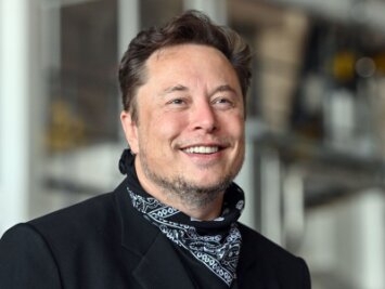 Widerstand gegen Übernahme aufgegeben: Elon Musk kauft Twitter - Elon Musk