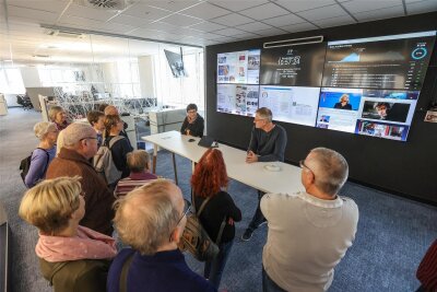 Wie arbeitet die „Freie Presse“? Redaktionsführung in Chemnitz - Jana Klameth und Udo Lindner von der „Freien Presse“ zeigen Besuchern den Newsroom.