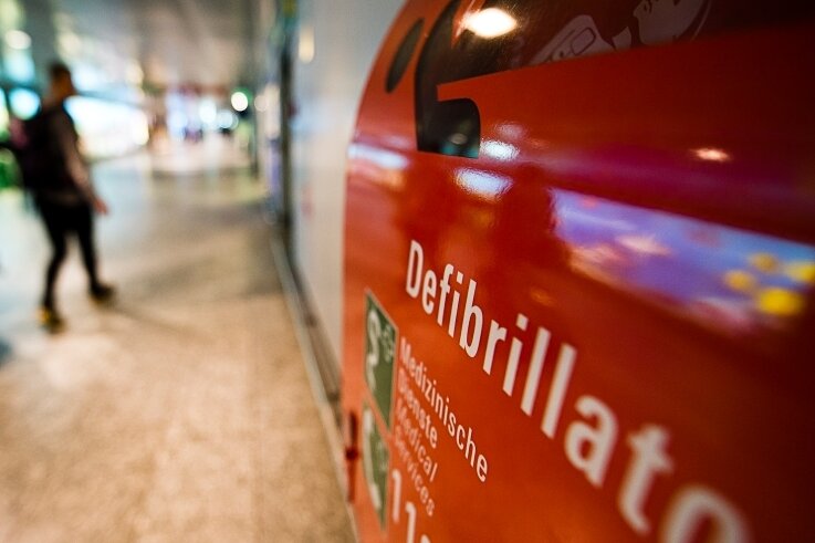 Defibrillatoren soll es künftig an mehreren öffentlich zugänglichen Plätzen in Aue-Bad Schlema geben. 