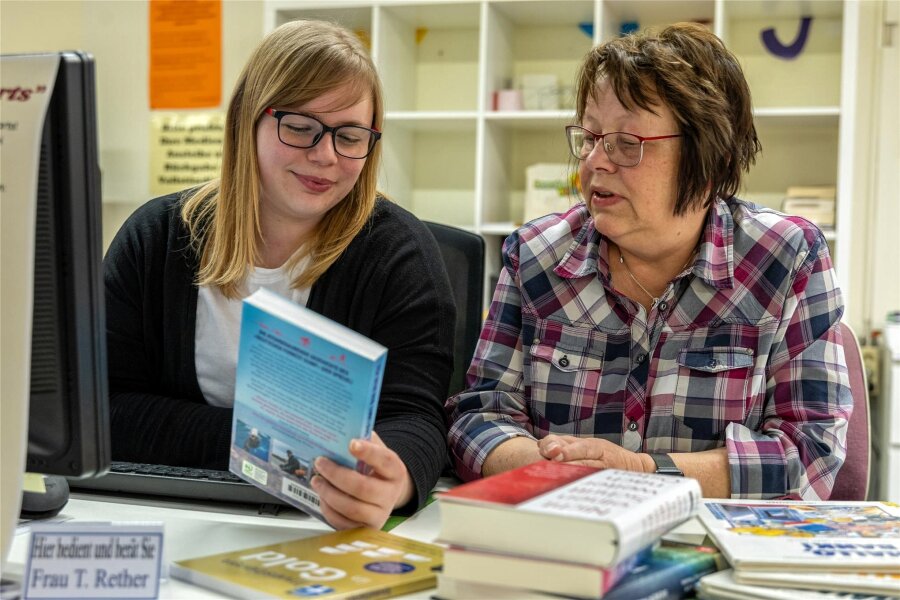 Wie Auerbach ein Jahr lang ein Jubiläum rund ums Thema Lesen feiert - Die aktuelle Leiterin der Bibliothek, Anja Schamberger, (rechts) und ihre Nachfolgerin, Tanja Rether, tauschen sich über den Lesestoff aus.