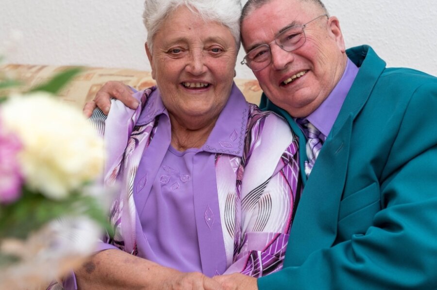 Wie aus einem Flirt ein ganzes Leben wird - Gisela und Rainer Rosin aus Penig haben am Donnerstag ihre Diamantene Hochzeit gefeiert. Sie blicken stolz auf 60 Ehejahre und auf ihre drei Kinder, fünf Enkel und neun Urenkel. 
