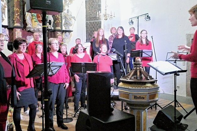 Wie aus einem Gospel-Projekt ein ambitionierter Chor wurde - Unter Leitung von Carola Kowal (rechts) traten die Gospelsingerz zuletzt in der Kirche von Dittersdorf auf. 