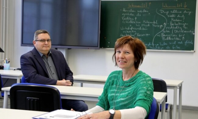 Tilmar A. Trentzsch ist seit Juli 2020 Standortleiter der Euroschule. Lehrerin Yvonne Roder steht hier seit 28 Jahren vor Berufsschülern. 
