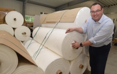 Wie ausgemusterte Textilien ein neues Leben bekommen - Mangelhafte Ware lässt Geschäftsführer Holger Erth für den Gebrauch wieder aufarbeiten. Damit rettet die Firma Textilien vor der Vernichtung und leistet einen Beitrag zum nachhaltigen Wirtschaften.