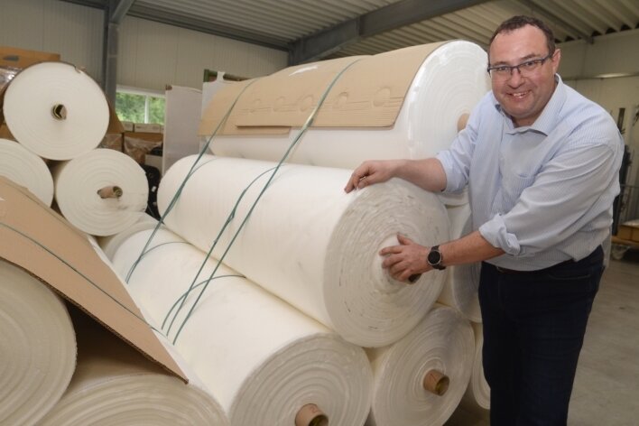 Wie ausgemusterte Textilien ein neues Leben bekommen - Mangelhafte Ware lässt Geschäftsführer Holger Erth für den Gebrauch wieder aufarbeiten. Damit rettet die Firma Textilien vor der Vernichtung und leistet einen Beitrag zum nachhaltigen Wirtschaften.