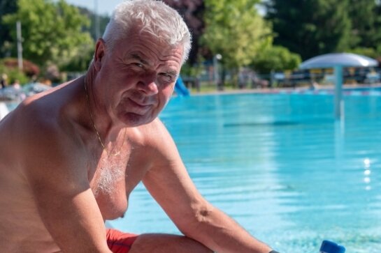 Wie behält man einen kühlen Kopf bei der Arbeit? - Andreas Quegwer, Schwimmmeister im Rochlitzer Stadtbad, prüft die Wassertemperatur. Am gestrigen Donnerstag zeigte das Thermometer 25 Grad an. 