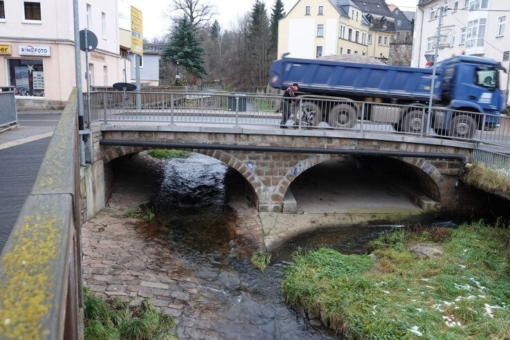 Derzeit plätschert der Rödelbach friedlich durch Kirchbergs Innenstadt. Doch bei Starkregen sorgen die Pflastersteine und der zugebaute Lauf für hohe Fließgeschwindigkeiten. 