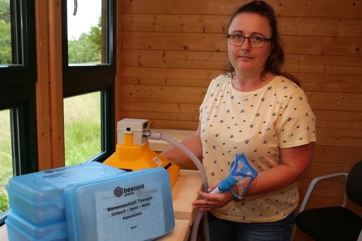 Wie Bienenstockluft bei Therapien hilft - Nancy Matthias betreut die Apitherapie im Kurpark Bad Schlema. 