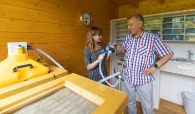 Wie Bienenstockluft bei Therapien zum Einsatz kommt - Auch in Thermalbad Wiesenbad wurde die Apitherapie vorgestellt. Mitarbeiterin Peggy Samland betreut diesen Standort mit. Sie sprach mit Mathias Beckert, der selber auch Bienenstöcke besitzt. 