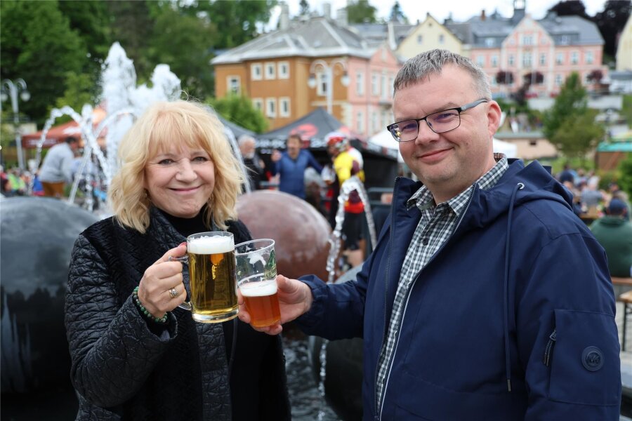 Wie Bier im Erzgebirge zwei Nationen verbindet - Die Bürgermeister der Gemeinden im Bier vereint: Silvio Wagner aus Bärenstein und Jitka Gavdunová aus Vejprty.