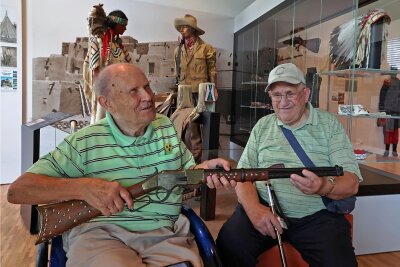 Wie blinde Menschen das Karl-May-Haus kennenlernen - Der 84-jährige Rudi Herbrig (links) und der 86-jährige Otto Schärfe miteinem Gewehr aus der Ausstellung. Dass es einen Doppellauf hat und wie gespannt und abgedrückt wird, hatten die beiden in wenigen Sekunden erfühlt.