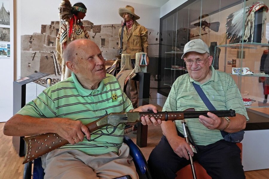 Der 84-jährige Rudi Herbrig (links) und der 86-jährige Otto Schärfe miteinem Gewehr aus der Ausstellung. Dass es einen Doppellauf hat und wie gespannt und abgedrückt wird, hatten die beiden in wenigen Sekunden erfühlt.