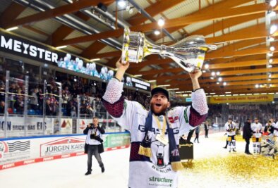 "Wie Brüder": DEL-Meister Berlin feiert Titelcomeback - Berlins Yannick Veilleux jubelt nach dem Gewinn der deutschen Eishockey-Meisterschaft mit dem Pokal.