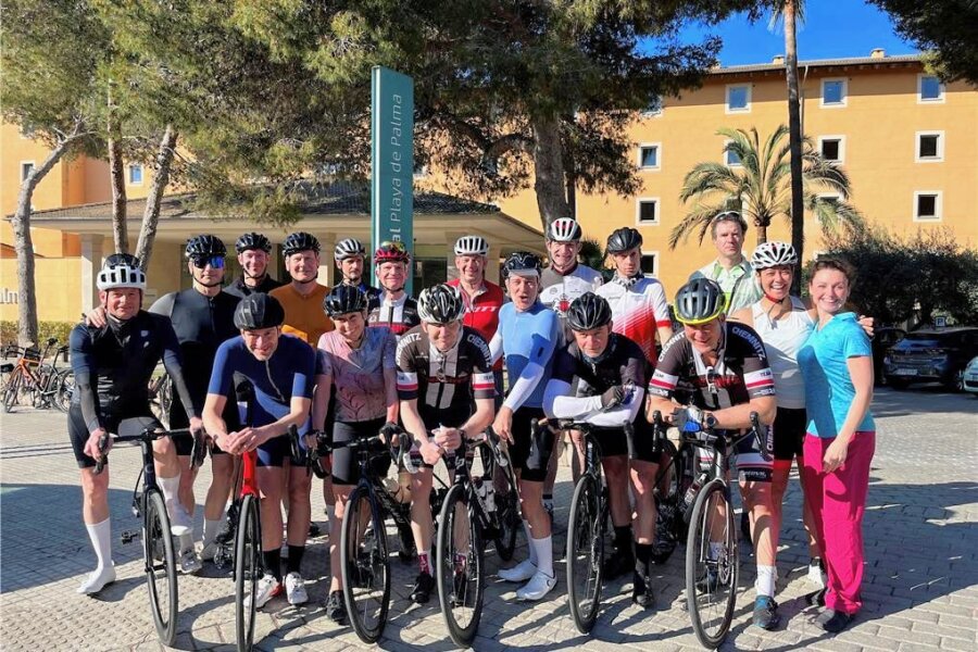 Wie Chemnitzer beim Mallorca-Trip auffallen - Chemnitzer Rennradfahrer vor ihrer ersten Runde über die Insel Mallorca. Sie teilten sich dann in verschiedenen Leistungsgruppen auf. 