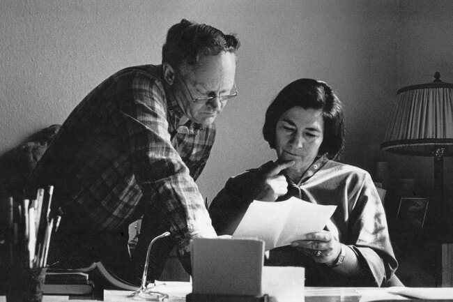 Schriftstellerin und politische Instanz: Christa Wolf, mit ihrem Ehemann Gerhard Wolf am Schreibtisch. 