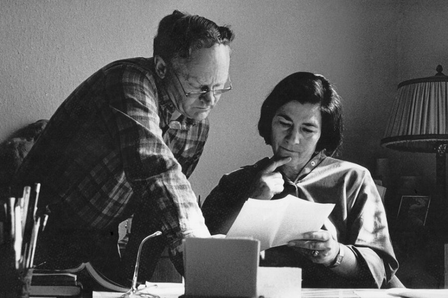 Schriftstellerin und politische Instanz: Christa Wolf, mit ihrem Ehemann Gerhard Wolf am Schreibtisch. 