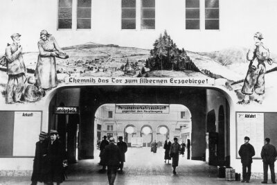 Wie cool wird das neue Wandbild für den Chemnitzer Hauptbahnhof? - Das alte Begrüßungsbild auf dem Hauptbahnhof auf einer Ansichtskarte aus den 1940er-Jahren: Wann es entfernt wurde, lässt sich laut Deutscher Bahn nicht mehr ermitteln. 