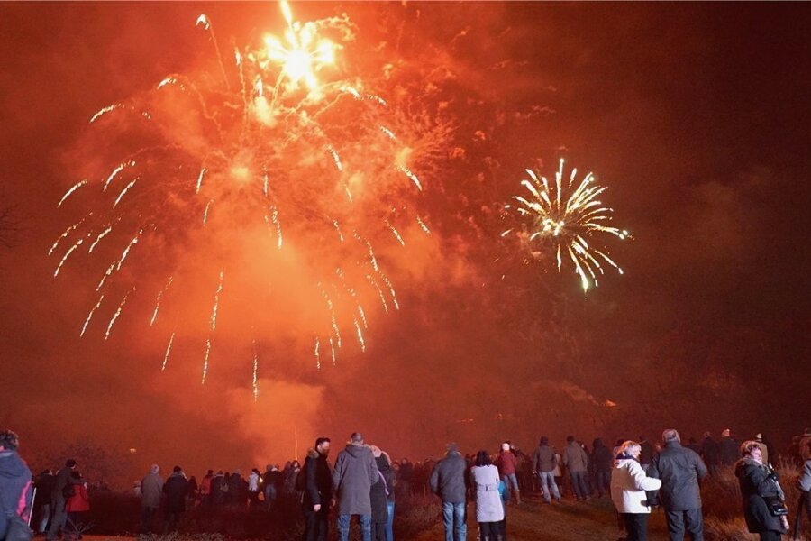 Wie das Böllerverbot im Landkreis Zwickau kontrolliert wird - Auf ein großes Silvesterfeuerwerk, wie hier am Muldeparadies in Zwickau in Vor-Corona-Zeiten, muss in diesem Jahr verzichtet werden. Um Verstößen vorzubeugen, finden vielerorts Kontrollen statt. 