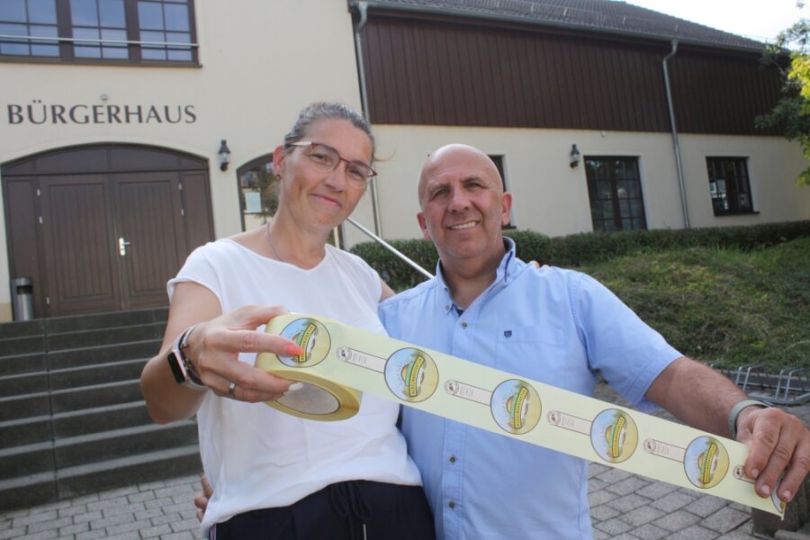 Diana und João Grincho wollen im Bürgerhaus Taura eine Nudelmanufaktur eröffnen. Die Etiketten für einige Produkte, die Ende dieses Monats starten soll, sind schon gedruckt. 