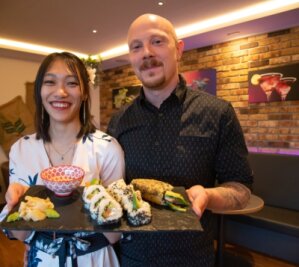 Wie das Campus-Café zum Geheimtipp wurde - Thuy Linh Duong und Christian Volland vom Campus-Café in Schöneck bieten auch verschiedene Sushi-Menüs an. 