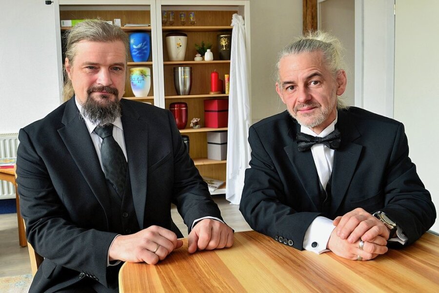 Wie das Holz zwei Männer verbindet: Neues Bestattungshaus in Hainichen - Falk Richter (l.) und Alexander Büttner haben die Gellertstadt Bestattung GmbH in Hainichen gegründet. 