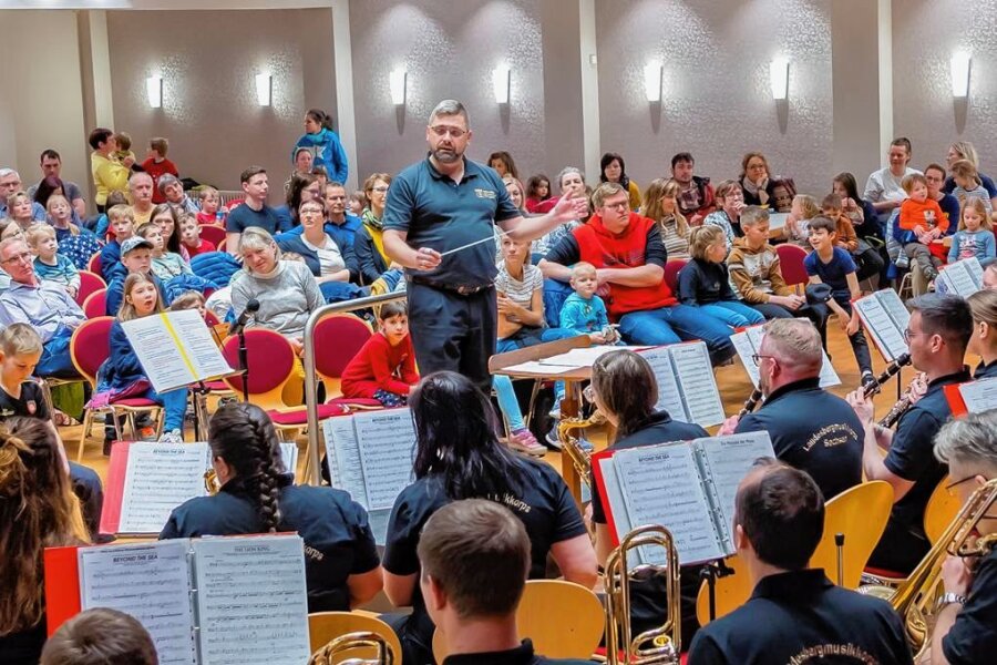 Wie das Schneeberger Bergmusikkorps eine erzgebirgische Tradition rettet - Beim Kinderkonzert in der "Goldnen Sonne" erleben die Mädchen und Jungen das Musikkorps. 