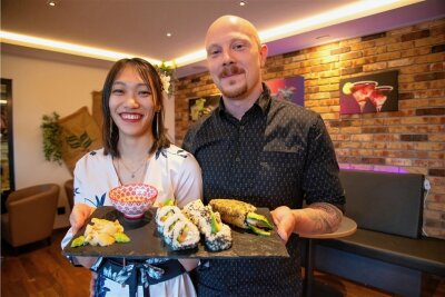 Wie das Schönecker Campus-Café zum Geheimtipp wurde - Thuy Linh Duong und Christian Volland vom Campus-Café in Schöneck bieten auch verschiedene Sushi-Menüs an. 