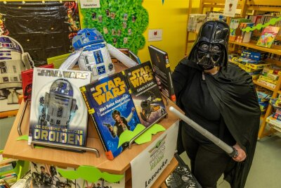 Wie das Star Wars-Epos hilft, junge Leser für Auerbachs Bibliothek zu gewinnen - Tanja Rether von der Bibliothek hatte sich bei Star Wars Reads als Darth Vader verkleidet. In der Ausleihe ging es am Freitag um die Bücher der Reihe, nicht um die Filme.